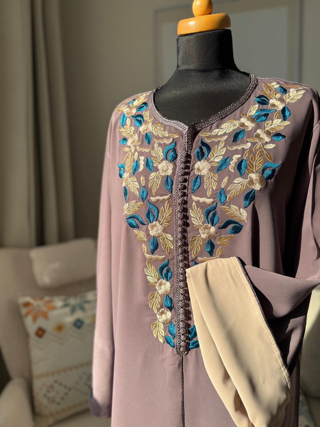 Kaftan Warda mit Blumen-Tarz (Stickerei)