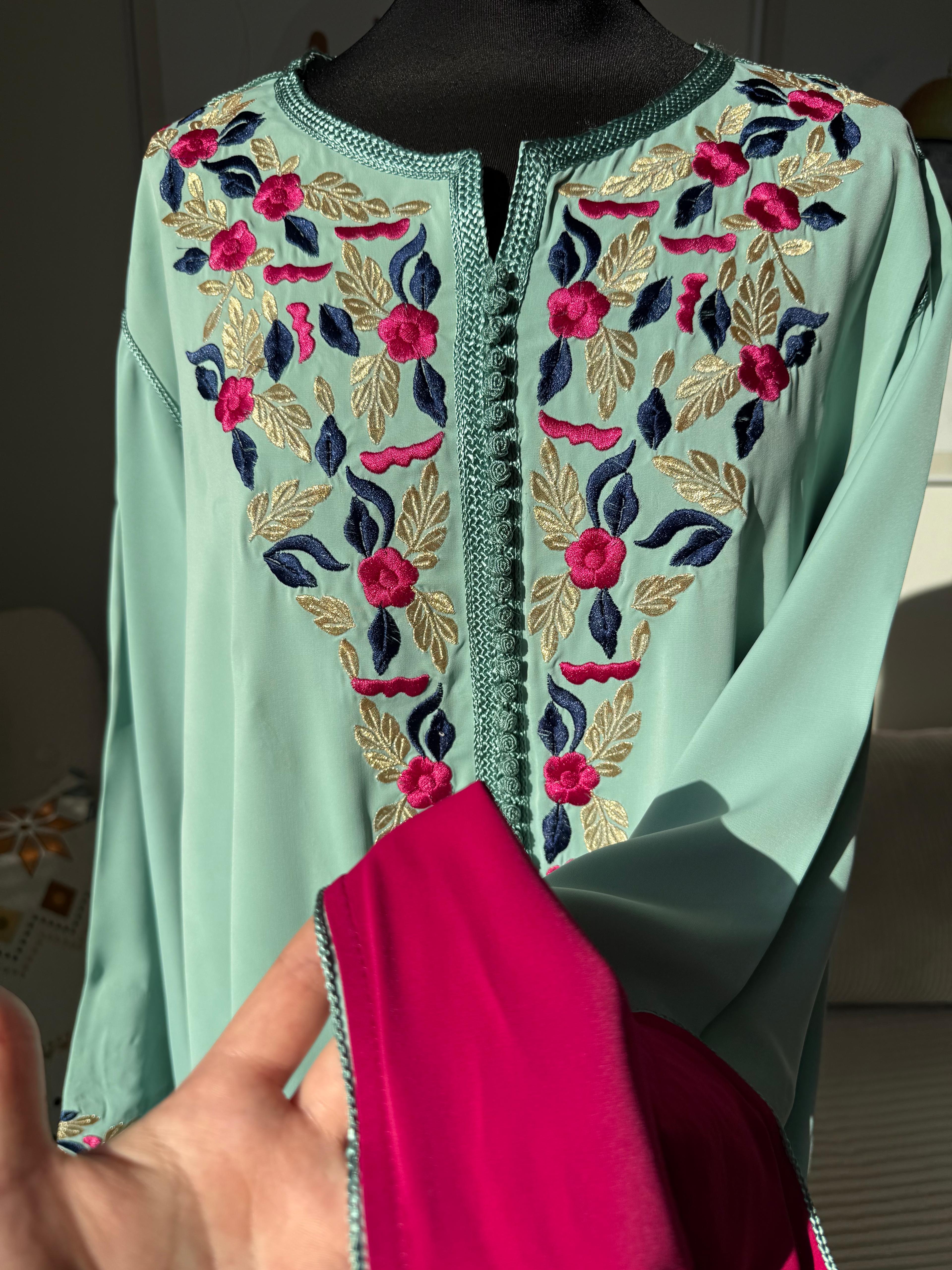 Kaftan Warda mit Blumen-Tarz (Stickerei)