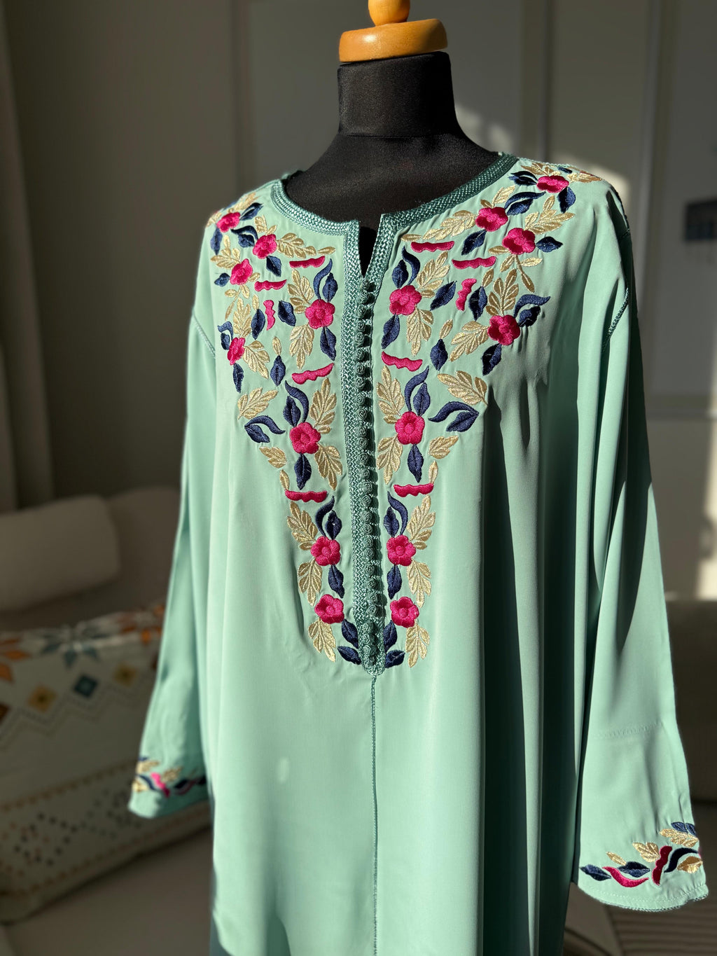 Kaftan Warda mit Blumen-Tarz (Stickerei)