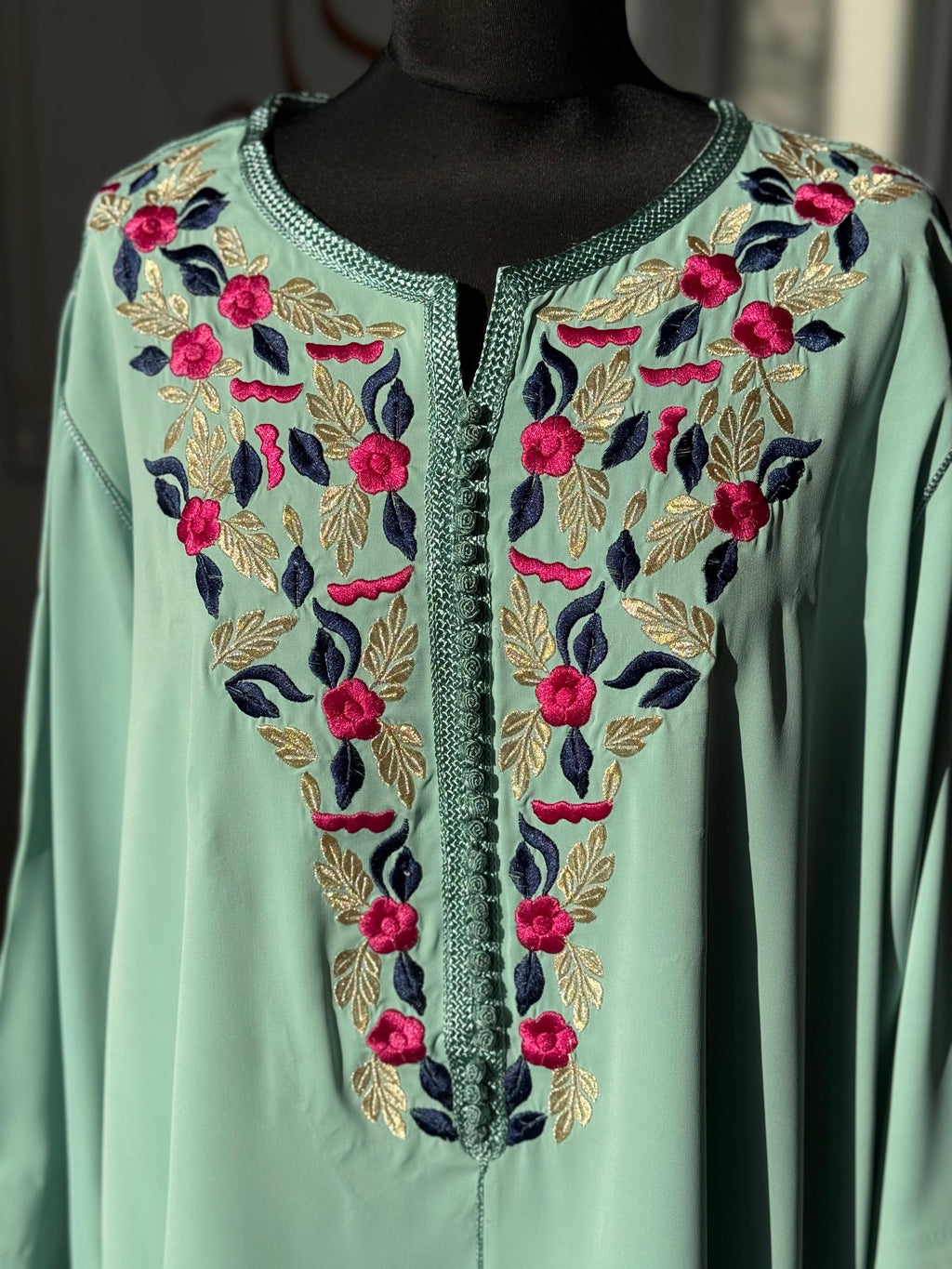 Kaftan Warda mit Blumen-Tarz (Stickerei)