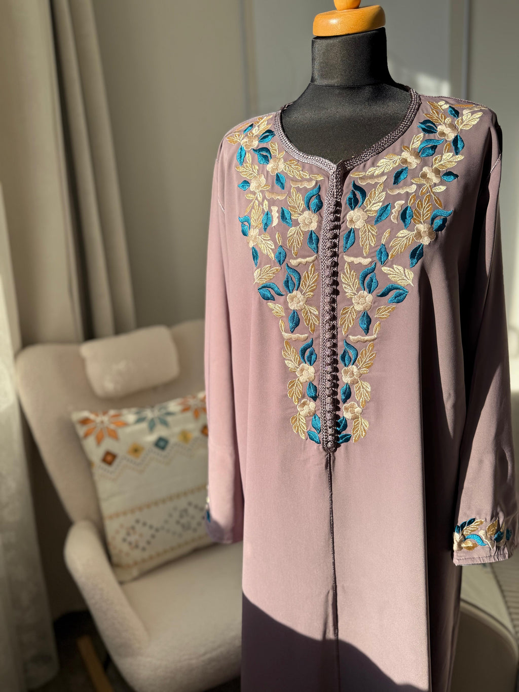 Kaftan Warda mit Blumen-Tarz (Stickerei)