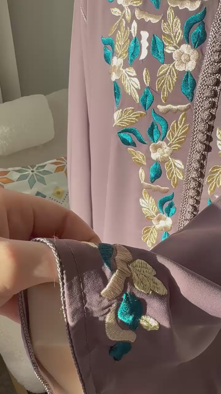 Kaftan Warda mit Blumen-Tarz (Stickerei)
