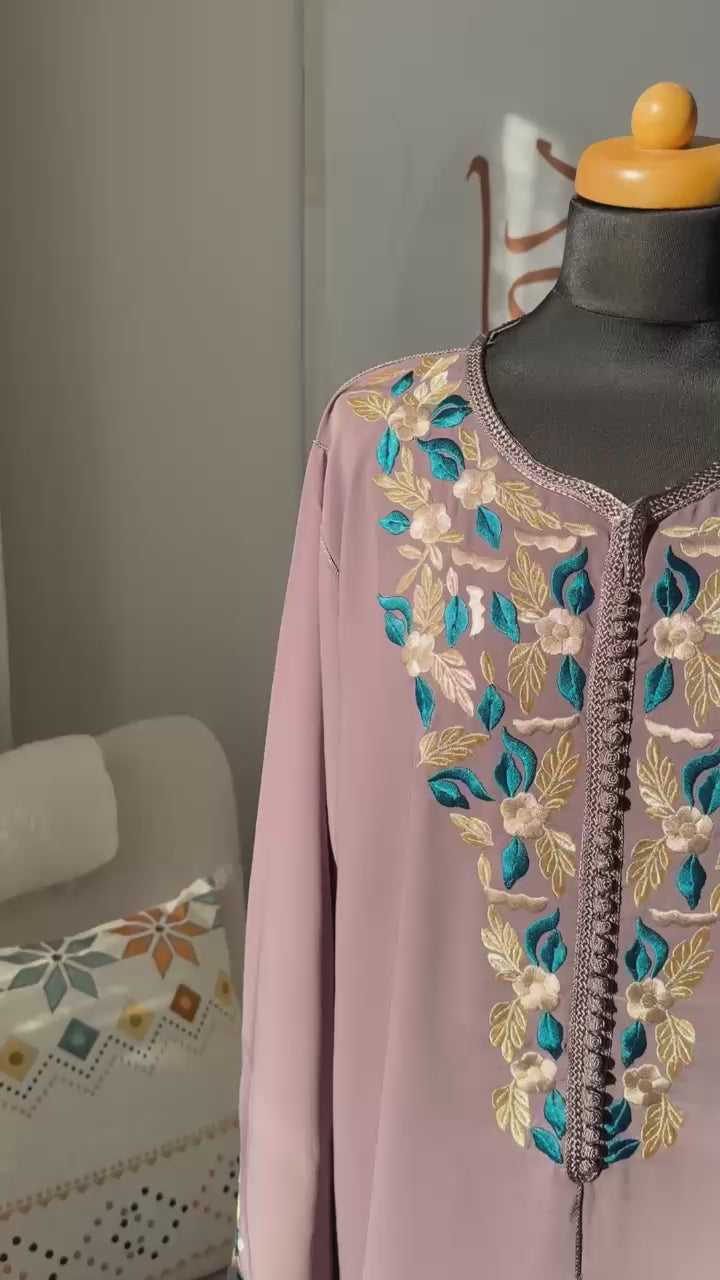 Kaftan Warda mit Blumen-Tarz (Stickerei)